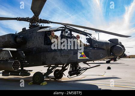 1st il Lt. Parker 'Tails' Bronson e il Chief Warrant Officer Dug 'Casper' Carr, entrambi i piloti Apache assegnati a 1-501st Attack Reconnaissance Battaglione, hanno segnato il più alto nella loro gamma di armi nei rispettivi battaglioni. Questa squadra è stata la Top Crew per la 1-501st ARB. Foto Stock