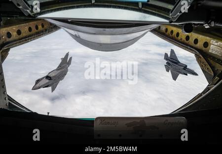 Due F-35A Lightning IIS della 354th Fighter Wing, Eielson Air Force base, Alaska, partono da un KC-135 Stratotanker assegnato alla 117th Air Refueling Squadron, Forbes Field Air National Guard base, Topeka, Kansas, sul teatro Indo-Pacific, 24 febbraio 2022. Gli equipaggi effettuano regolarmente missioni mirate ad affinare le competenze necessarie per rispondere alle situazioni emergenti in un attimo. Foto Stock