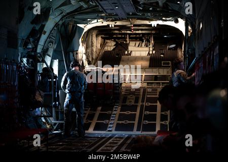 NEGLI STATI UNITI Air Force loadmaster assegnato al 1st Special Operations Squadron, 353rd Special Operations Wing, si prepara per un basso costo, bassa quota di fornitura drop con le loro controparti Royal Thai Armed Forces durante l'esercizio Cobra Gold 2022 alla Chandy Range nel Regno di Thailandia, 24 febbraio 2022. CG 22 è l'iterazione nel 41st dell'esercizio di formazione internazionale che sostiene la preparazione e sottolinea il coordinamento sull'azione civica, l'assistenza umanitaria e i soccorsi in caso di catastrofi. Dal 22 febbraio al 4 marzo 2022, questo evento annuale si svolge in varie località del Regno di Tha Foto Stock