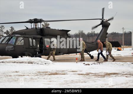 I membri della nuova squadra di comando della prima Divisione dell'Esercito Ovest, compreso il generale comandante Brig. (P) Joseph Edwards e il comando Sgt. Maj. William Justice sono mostrati durante la loro visita 24 febbraio 2022, a Fort McCoy, Wisconsin. Il team si è incontrato con il team di comando di Fort McCoy Garrison per discutere i rapporti tra la guarnigione e la Brigata di addestramento multifunzionale 181st, nonché per acquisire una conoscenza delle capacità di addestramento offerte durante l'installazione. I leader che li incontravano dalla guarnigione includevano il comandante Garrison col. Michael poss e il vice comandante Garrison col. Chad Maynard. Fort McCoy Foto Stock