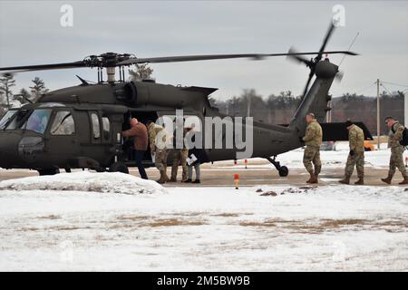 I membri della nuova squadra di comando della prima Divisione dell'Esercito Ovest, compreso il generale comandante Brig. (P) Joseph Edwards e il comando Sgt. Maj. William Justice sono mostrati durante la loro visita 24 febbraio 2022, a Fort McCoy, Wisconsin. Il team si è incontrato con il team di comando di Fort McCoy Garrison per discutere i rapporti tra la guarnigione e la Brigata di addestramento multifunzionale 181st, nonché per acquisire una conoscenza delle capacità di addestramento offerte durante l'installazione. I leader che li incontravano dalla guarnigione includevano il comandante Garrison col. Michael poss e il vice comandante Garrison col. Chad Maynard. Fort McCoy Foto Stock