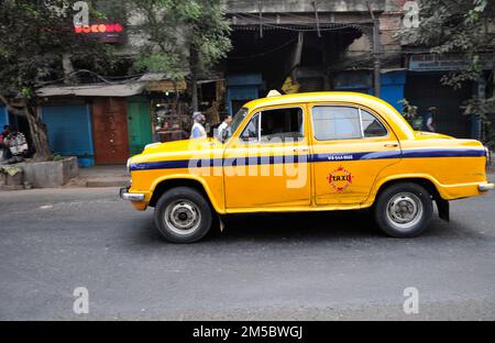 Ambasciatore giallo taxi di Calcutta, in India. Foto Stock