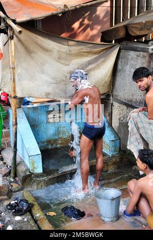 Una doccia pubblica all'aperto a Kolkata, India. Foto Stock