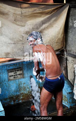 Una doccia pubblica all'aperto a Kolkata, India. Foto Stock