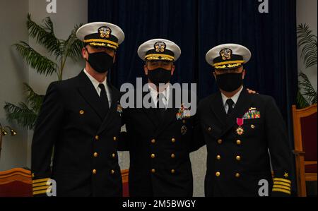 220224-N-MQ631-1036 GROTON, CONN (24 febbraio 2022) posteriore ADM. Pete Garvin, comandante, Naval Education and Training Command (NETC), centro, pause per una foto con il Capt. Jack D. Houdeshell, a destra, ex comandante ufficiale, E il Capitano Steven W. Antcliff, a sinistra, comandante durante la cerimonia di cambio di comando del Submarine Learning Center (SLC) presso la base navale sottomarina di New London. Come parte del team DI sviluppo DELLA forza DI NETC, SLC sviluppa e fornisce addestramento individuale e di squadra sottomarino per raggiungere la superiorità della guerra sottomarina. SLC forma circa 2.400 ufficiali della Marina degli Stati Uniti e arruolato, un civile Foto Stock