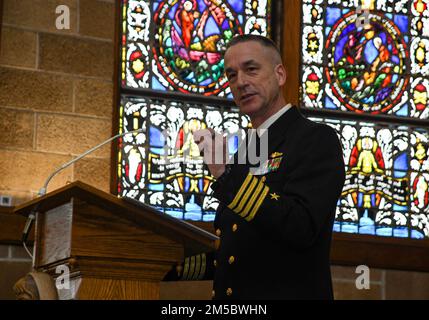 220224-N-MQ631-1037 GROTON, CONN (24 febbraio 2022) Steven W. Antcliff, comandante entrante del Submarine Learning Center, consegna un discorso durante la cerimonia di cambio di comando del Submarine Learning Center (SLC) presso la Naval Submarine base New London. Come parte del team DI sviluppo DELLA forza DI NETC, SLC sviluppa e fornisce addestramento individuale e di squadra sottomarino per raggiungere la superiorità della guerra sottomarina. SLC forma circa 2.400 ufficiali della Marina degli Stati Uniti e arruolò quotidianamente studenti militari civili e internazionali in 13 siti e distaccamenti. Foto Stock