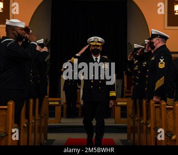 220224-N-MQ631-1039 GROTON, CONN (24 febbraio 2022) Pete Garvin, comandante, Naval Education and Training Command (NETC), è stato pippato a riva alla conclusione della cerimonia di cambio di comando del Submarine Learning Center (SLC) presso la base Naval Submarine di New London. Come parte del team DI sviluppo DELLA forza DI NETC, SLC sviluppa e fornisce addestramento individuale e di squadra sottomarino per raggiungere la superiorità della guerra sottomarina. SLC forma circa 2.400 ufficiali della Marina degli Stati Uniti e arruolò quotidianamente studenti militari civili e internazionali in 13 siti e distaccamenti. Foto Stock