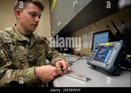 Airman 1st Classe Dillon Watt, 4th manutenzione dell'apparecchiatura l'ispettore non distruttivo di squadrone, verifica la conduttività nelle parti in lamiera alla base aeronautica di Seymour Johnson, Carolina del Nord, 24 febbraio 2022. Watt ha testato la lamiera per assicurarsi che fosse utilizzabile per l'applicazione e l'uso per riparare un F-15E Strike Eagle. Foto Stock