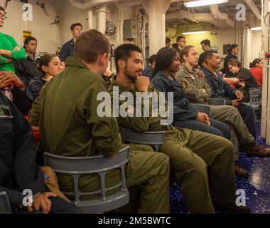 MARE DELLA CINA DEL SUD (24 febbraio 2022) i marinai celebrano il mese della storia nera a bordo del cacciatorpediniere missilistico guidato della classe Arleigh Burke USS Ralph Johnson (DDG 114). Ralph Johnson è assegnato alla Task Force 71/Destroyer Squadron (DESRON) 15, la più grande DESRON della Marina e la principale forza di superficie della flotta statunitense 7th. Foto Stock