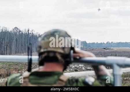 Canadian Joint Terminal Attack Controller i soldati del Regiment Royal Canadian Horse Artillery 1st di Shilo, Manitoba, Canada, si allenano con un Air Ground Operations 93d Ala Tactical Air Control Party Airman per rinnovare la loro certificazione NATO, Moody Air Force base, Georgia, 24 febbraio 2022. La AGOW TACP 93d ha supervisionato la propria formazione per garantire il corretto completamento delle certificazioni e dell'accreditamento. Durante il loro esercizio di Close Air Support hanno addestrato sulle procedure laser basate sul suolo, sull'impiego di ordigni dal vivo e sull'integrazione del controllo dell'aria in avanti con Gli equipaggi Thunderbolt II A-10C che simulano i comunicati Foto Stock