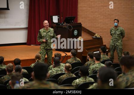 220225-N-DB801-0008 JACKSONVILLE, FLORIDA – (25 febbraio 2022) -- Jim Aiken, comandante degli Stati Uniti Naval Forces Southern Command/U.S. 4th Fleet, parla con l'ostetrica NROTC della Jacksonville University circa lo sviluppo professionale e la leadership, 25 febbraio 2022. STATI UNITI Naval Forces Southern Command/U.S. 4th Fleet supporta gli Stati Uniti Le operazioni militari congiunte e combinate del comando meridionale, utilizzando forze marittime in operazioni cooperative di sicurezza marittima per mantenere l’accesso, migliorare l’interoperabilità e costruire partnership durature al fine di migliorare la sicurezza regionale e promuovere la pace, si stabilizzano Foto Stock