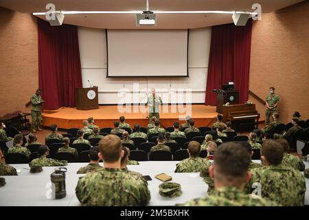 220225-N-DB801-0018 JACKSONVILLE, FLORIDA – (25 febbraio 2022) -- Jim Aiken, comandante degli Stati Uniti Naval Forces Southern Command/U.S. 4th Fleet, parla con l'ostetrica NROTC della Jacksonville University circa lo sviluppo professionale e la leadership, 25 febbraio 2022. STATI UNITI Naval Forces Southern Command/U.S. 4th Fleet supporta gli Stati Uniti Le operazioni militari congiunte e combinate del comando meridionale, utilizzando forze marittime in operazioni cooperative di sicurezza marittima per mantenere l’accesso, migliorare l’interoperabilità e costruire partnership durature al fine di migliorare la sicurezza regionale e promuovere la pace, si stabilizzano Foto Stock