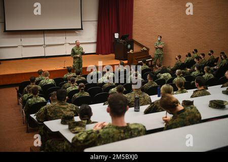 220225-N-DB801-0006 JACKSONVILLE, FLORIDA – (25 febbraio 2022) -- Jim Aiken, comandante degli Stati Uniti Naval Forces Southern Command/U.S. 4th Fleet, parla con l'ostetrica NROTC della Jacksonville University circa lo sviluppo professionale e la leadership, 25 febbraio 2022. STATI UNITI Naval Forces Southern Command/U.S. 4th Fleet supporta gli Stati Uniti Le operazioni militari congiunte e combinate del comando meridionale, utilizzando forze marittime in operazioni cooperative di sicurezza marittima per mantenere l’accesso, migliorare l’interoperabilità e costruire partnership durature al fine di migliorare la sicurezza regionale e promuovere la pace, si stabilizzano Foto Stock