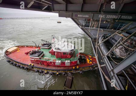 La USS Gerald R. Ford (CVN 78) è manovrata dai rimorchiatori durante un'evoluzione del mare e dell'ancora, 25 febbraio 2022. Ford è in corso nell'Oceano Atlantico dopo aver completato la parte industriale di una disponibilità incrementale pianificata di sei mesi (PIA). Foto Stock
