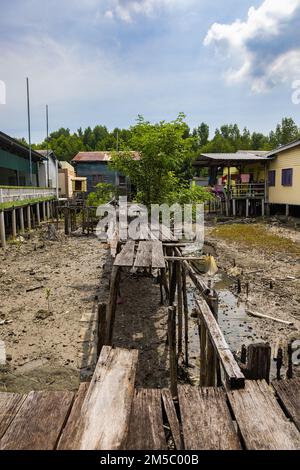 Pulau Ketam, Malesia - 26 dicembre 2022: Pulau Ketam, tradotto, isola di granchio, Una piccola isola situata al largo della costa di Klang. Villaggio dei pescatori buil Foto Stock