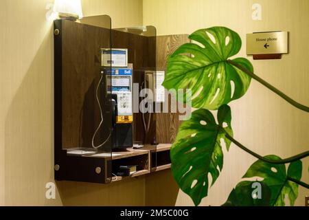 Un vecchio telefono a pagamento Bell presso l'hotel Holiday Inn Yorkdale ora demolito a Toronto, Ontario, Canada. Foto Stock