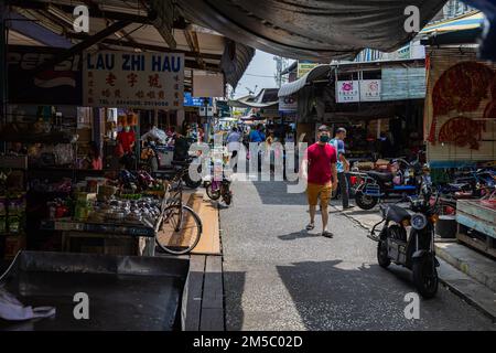 Pulau Ketam, Malesia - 26 dicembre 2022: Pulau Ketam tradotto significa isola di granchio, è una piccola isola situata al largo della costa di Klang. Vista sulla strada Foto Stock