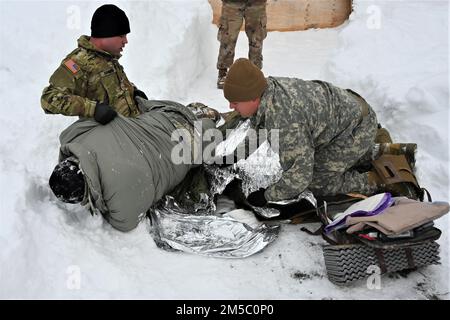 I soldati dell'Alaska Command partecipano alla formazione medica artica presso il Medical Simulation Training Center di Fort Wainwright come parte dell'esercitazione Arctic Edge 2022. Il corso di formazione ha fornito ai partecipanti informazioni su come riconoscere e trattare le lesioni da basse temperature e su come esercitarsi nella neve profonda. (Foto di Eve Baker, Fort Wainwright Public Affairs Office) 220225-A-RW124-0001 Foto Stock