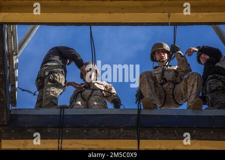 STATI UNITI Marine Corps reclutare Jason Wagner con Bravo Company, 1st reclutamento addestramento battaglione, si prepara a scendere dalla torre di rappel al Marine Corps Recruit Depot San Diego, 25 febbraio 2022. Durante l'allenamento a rappel, ai nuovi Marines viene insegnato come legare un sedile a rappel, ispezionare le loro attrezzature e come applicare le tecniche di rottura. Wagner è stato reclutato da Helena, Mont. con Recruiting Station Butte, Mont. Foto Stock