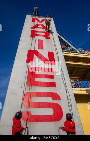 NEGLI STATI UNITI Marine with Bravo Company, 1st battaglione di addestramento del reclutamento, discende dalla torre di rappel al deposito del reclutamento del corpo marino San Diego, 25 febbraio 2022. Durante l'allenamento a rappel, ai nuovi Marines viene insegnato come legare un sedile a rappel, ispezionare le loro attrezzature e come applicare le tecniche di rottura. Foto Stock