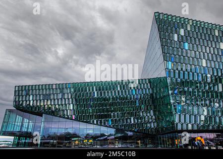 Facciata in vetro della Sala Concerti e Centro Congressi di Harpa, Reykjavik, Penisola di Reykjanes, Sudurnes, Islanda Foto Stock