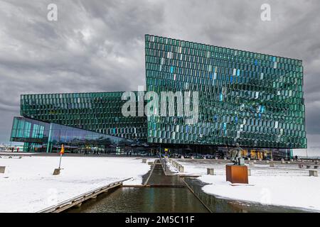 Facciata in vetro, Sala Concerti e Centro Congressi di Harpa, Reykjavik, Penisola di Reykjanes, Sudurnes, Islanda Foto Stock