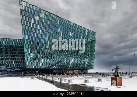 Facciata in vetro, Sala Concerti e Centro Congressi di Harpa, Reykjavik, Penisola di Reykjanes, Sudurnes, Islanda Foto Stock