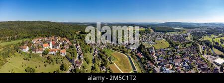 Veduta aerea della città di Aach im Hegau con il quartiere storico di Costanza, Baden-Wuerttemberg, Germania Foto Stock