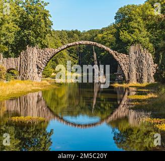 Rakotzbruecke, Devils Bridge, Azalea e Rhododendron Park Kromlau, Germania Foto Stock