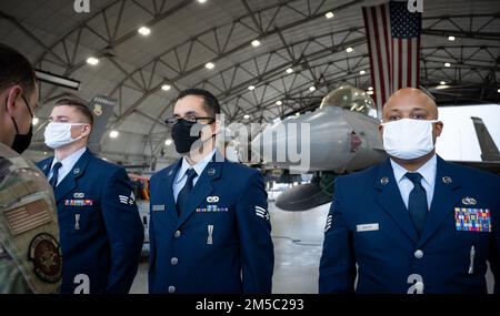 Il primo sergente del gruppo di manutenzione 96th esamina un equipaggio di carico blu dello Squadron di manutenzione di velivoli 96th durante un'ispezione uniforme a ranghi aperti 24 febbraio alla base dell'aeronautica militare di Eglin, la L’ispezione faceva parte della competizione annuale di armamenti del 96th MXG. Tre team F-16 hanno gareggiato per gli onorificenze di fine anno. Il vincitore viene annunciato ad aprile. (STATI UNITI Foto dell'aeronautica/Samuel King Jr.) Foto Stock