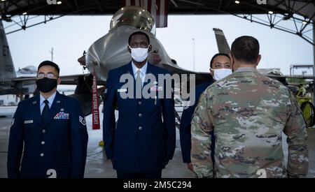 Il primo sergente del gruppo di manutenzione 96th esamina un equipaggio di carico blu dello Squadron di manutenzione di velivoli 96th durante un'ispezione uniforme a ranghi aperti 24 febbraio alla base dell'aeronautica militare di Eglin, la L’ispezione faceva parte della competizione annuale di armamenti del 96th MXG. Tre team F-16 hanno gareggiato per gli onorificenze di fine anno. Il vincitore viene annunciato ad aprile. (STATI UNITI Foto dell'aeronautica/Samuel King Jr.) Foto Stock