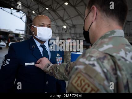 Il primo sergente del gruppo di manutenzione 96th esamina il personale Sgt. Rodrick carter, 96th manutenzione di velivoli Squadron Blue, durante un'ispezione uniforme a ranghi aperti il 24 febbraio presso la base aeronautica di Eglin, la L’ispezione faceva parte della competizione annuale di armamenti del 96th MXG. Tre team F-16 hanno gareggiato per gli onorificenze di fine anno. Il vincitore viene annunciato ad aprile. (STATI UNITI Foto dell'aeronautica/Samuel King Jr.) Foto Stock