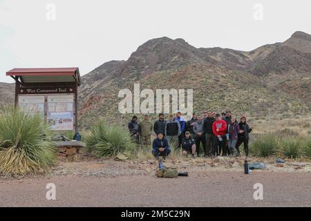 Il 25 febbraio 2022, il personale della Brigata dell'aviazione di combattimento della Divisione Armorata del 1st ha fatto escursioni attraverso le montagne Franklin a El Paso, Texas. Foto Stock