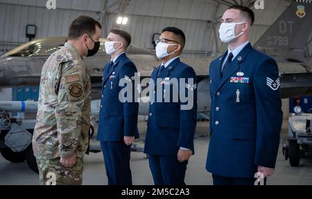 Il primo sergente del gruppo di manutenzione 96th esamina un equipaggio di carico blu dello Squadron di manutenzione di velivoli 96th durante un'ispezione uniforme a ranghi aperti 24 febbraio alla base dell'aeronautica militare di Eglin, la L’ispezione faceva parte della competizione annuale di armamenti del 96th MXG. Tre team F-16 hanno gareggiato per gli onorificenze di fine anno. Il vincitore viene annunciato ad aprile. (STATI UNITI Foto dell'aeronautica/Samuel King Jr.) Foto Stock