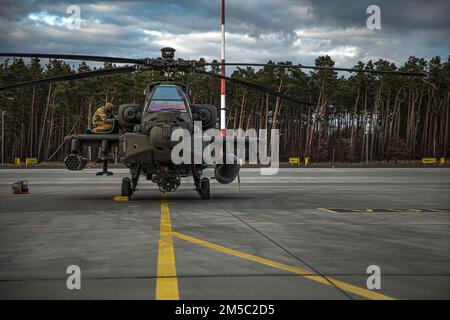 STATI UNITI I soldati assegnati alla Task Force Palehorse, con lo Squadrone 7th, il reggimento della Cavalleria 17th, la Brigata della Cavalleria 1st, eseguono controlli e servizi di manutenzione preventiva (PMC) sugli elicotteri AH-64 Apaches e UH-60 Blackhawks in Polonia, 25 febbraio 2022. LE PMC salvano vite sul campo di battaglia e sono una parte essenziale della preparazione al combattimento. Foto Stock