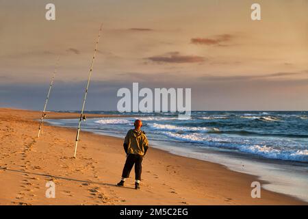 Surf pesca, pescatore in piedi con due canne sulla spiaggia, Soustons Plage, luce serale, Silver Coast, Cote dArgent, Oceano Atlantico, Soustons Foto Stock