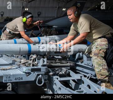 Due squadre di manutenzione di aeromobili 96th Squadron Blue si preparano a spostare AIM-120s sui rispettivi aeromobili durante il concorso annuale di carico di armi dello squadrone, il 25 febbraio presso la base aeronautica Eglin, la La gara veloce mette alla prova le conoscenze e le competenze degli Airmen. La squadra vincente sarà annunciata al banchetto Maintenance Professionals of the Year di aprile. (STATI UNITI Foto dell'aeronautica/Ilka Cole) Foto Stock