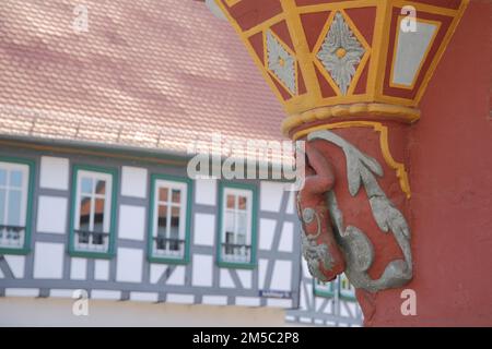 Scultura in legno con ornamento sulla finestra a golfo e legno a graticcio, particolare, Einhardhaus, Seligenstadt, Main, Assia, Germania Foto Stock