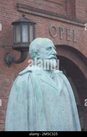 Monumento e statua di Adam Opel 1837-1895 con iscrizione, personalità, portale principale, Ruesselsheim, Assia, Germania Foto Stock