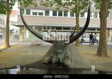 Europabrunnen di Gernot Rumpf 1980, scultura, figura di toro, corna, Europaplatz, Ruesselsheim, Assia, Germania Foto Stock