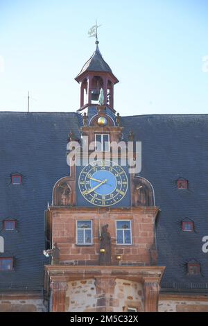 Frontone con orologio astronomico e Justitia dal municipio gotico, torre guglia, Marktplatz, Marburg, Assia, Germania Foto Stock