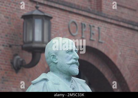 Monumento e statua di Adam Opel 1837-1895 con iscrizione, personalità, portale principale, Ruesselsheim, Assia, Germania Foto Stock