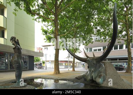 Europabrunnen di Gernot Rumpf 1980, scultura, creatura mitica, figura di toro, corna, Europaplatz, Ruesselsheim, Assia, Germania Foto Stock