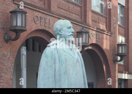 Monumento e statua di Adam Opel 1837-1895 con iscrizione, personalità, portale principale, Ruesselsheim, Assia, Germania Foto Stock