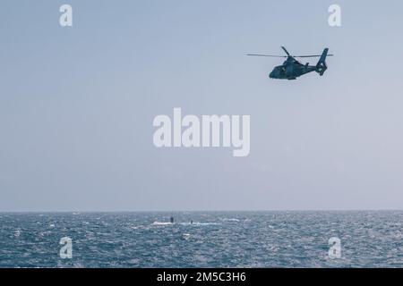 220227-N-GF955-1230 MAR DEI CARAIBI - (27 febbraio 2022) - Un elicottero colombiano di dauphin navy sorvola il sottomarino ad attacco rapido di classe Virginia USS Minnesota (SSN 783) durante un esercizio bilaterale di guerra anti-sottomarino con la marina colombiana, il 27 febbraio 2022. Billings è dislocata nell'area operativa della flotta degli Stati Uniti 4th per sostenere la missione della Joint Interagency Task Force South, che include missioni contro il traffico illecito di droga nei Caraibi e nel Pacifico orientale. Foto Stock