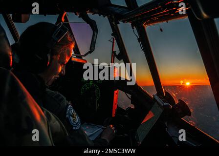 Il capitano dell'aeronautica statunitense Shannon Hunter, capo della sezione dello squadrone di 37th Airlift, aiuta a pilotare un C-130J Super Hercules assegnato alla base aerea di Ramstein, Germania, sul Regno Unito, 27 febbraio 2022. Ramstein AB, insieme ad altre installazioni USAF in tutta Europa, è in grado di supportare una serie di missioni NATO e operazioni di emergenza nell'Europa orientale. Foto Stock