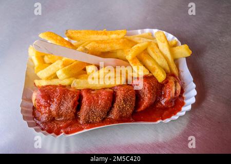 Currywurst con patatine fritte, Curry 36, Mehringdamm, Kreuzberg, Berlino, Germania Foto Stock