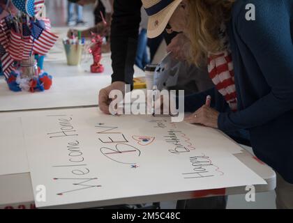 Families of Marine Attack Squadron (VMA) 214, 11th Marine Expeditionary Unit, fare le indicazioni per un evento di ritorno a casa situato presso Marine Corps Air Station Yuma, Arizona, 27 febbraio 2022. VMA-214, lo squadrone fisso per il MEU 11th, è tornato dall'implementazione del Pacifico occidentale 21,2 dell'unità a sostegno dell'area operativa degli Stati Uniti 3rd, 5th e 7th Fleet come parte del Gruppo Essex Amphibious Ready. Foto Stock