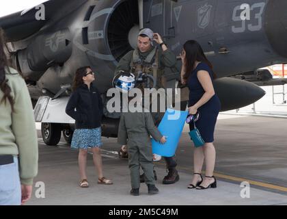 STATI UNITI Hector Huiear, un pilota AV-8B Harrier, Marine Attack Squadron (VMA) 214, 11th Marine Expeditionary Unit, si riunisce con la sua famiglia durante un evento di ritorno a casa situato a Marine Corps Air Station Yuma, Arizona, 27 febbraio 2022. VMA-214, lo squadrone fisso per il MEU 11th, è tornato dall'implementazione del Pacifico occidentale 21,2 dell'unità a sostegno dell'area operativa degli Stati Uniti 3rd, 5th e 7th Fleet come parte del Gruppo Essex Amphibious Ready. Foto Stock