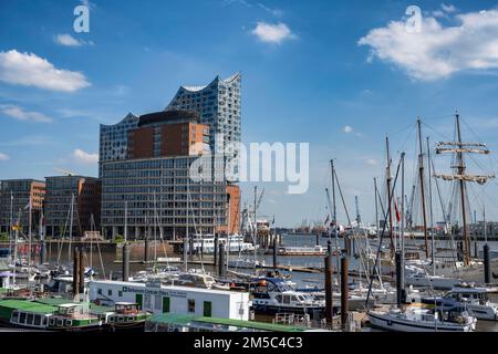 Vista sul porto di Niederhafen fino al quartiere dei magazzini di Speicherstadt e alla sala concerti Elbe Philharmonic Hall, Amburgo, Germania Foto Stock